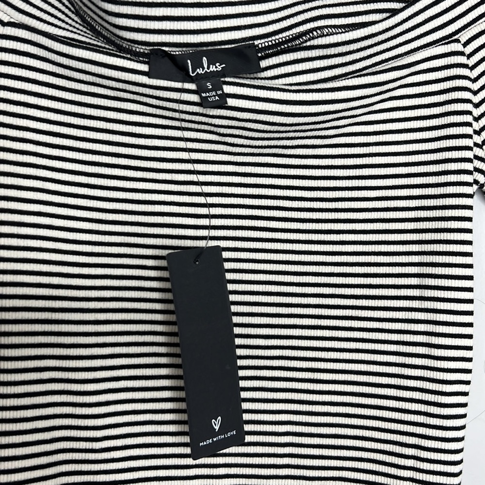 NWT - Lulu’s off the shoulder, short sleeve top. Size small. Brand new! - Picture 2 of 4